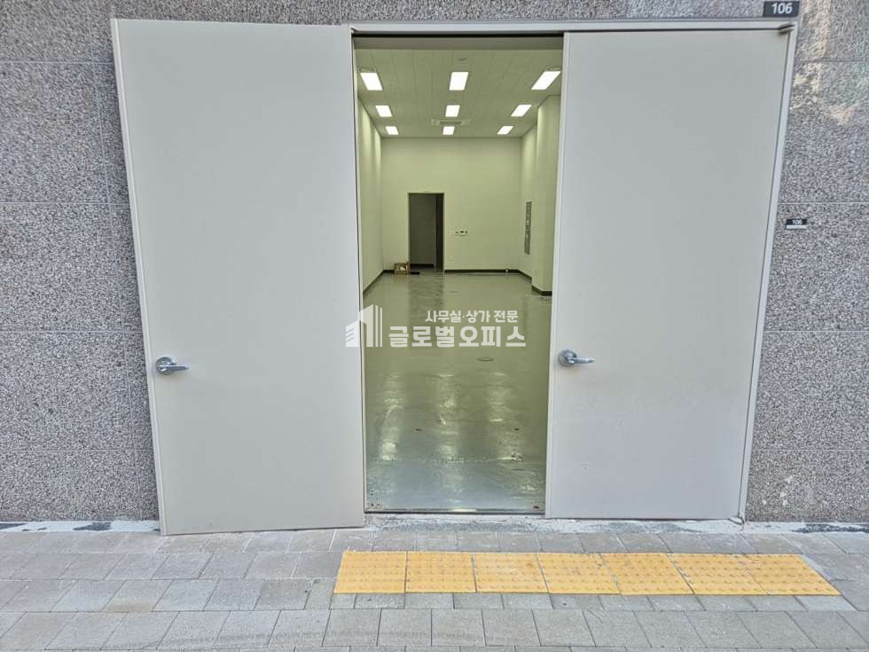 경기 안양동안구 호계동 555-26 전용19평 , 1층 지식산업센터 공장 사무실 , 차량을 이용하는 업체의 경우 아주 좋음 월세 매물번호 10343 사진 2